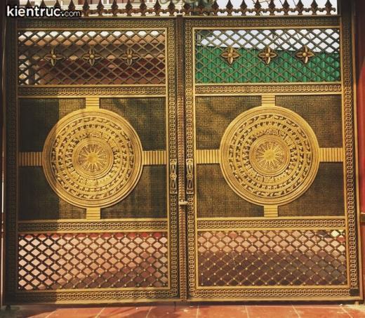 Mẫu cổng nhôm theo phong cách cổ điển rất chú trọng đến các đường nét họa tiết và hoa văn
