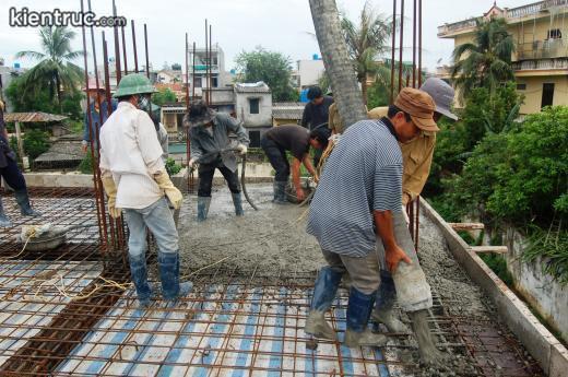 Xi măng đổ bê tông mái.