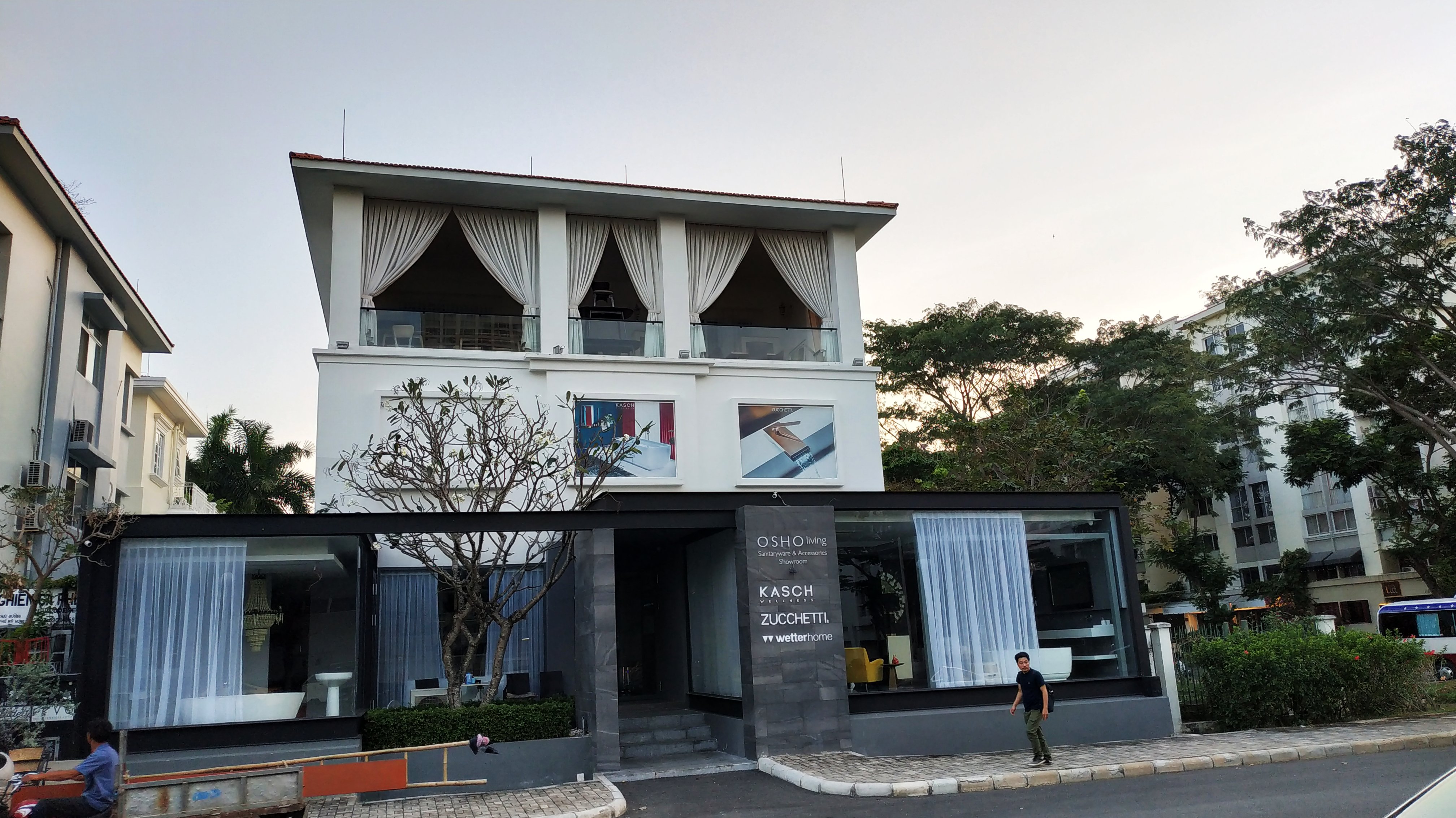 Đi thăm showroom mới mở gần nhà 