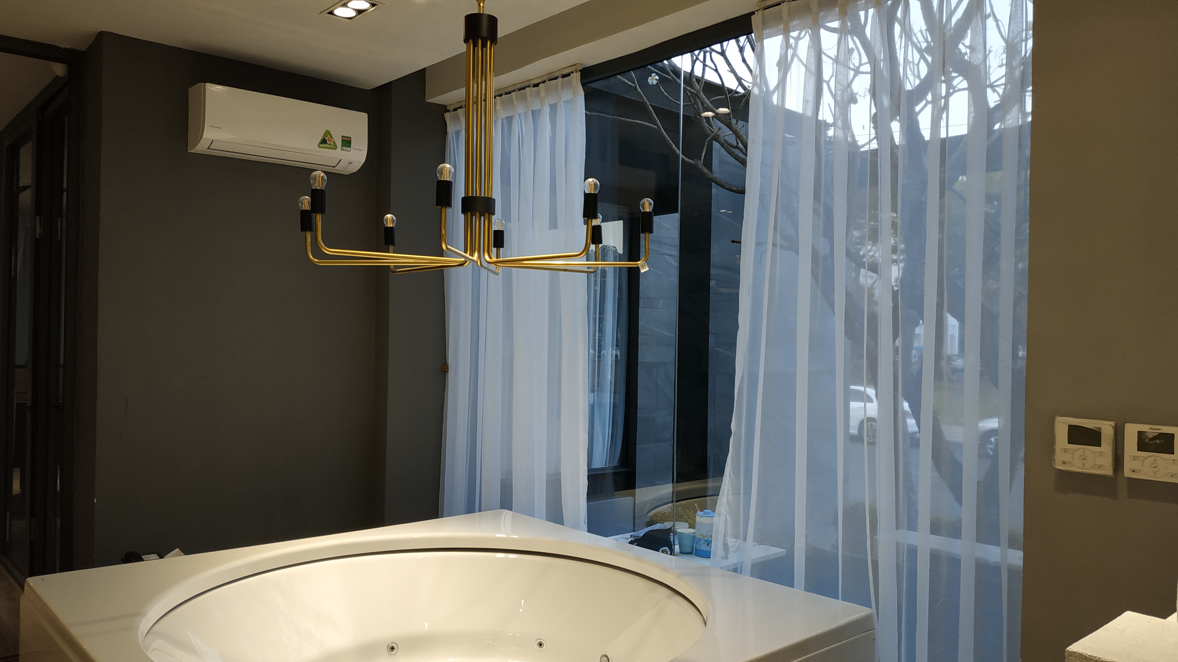 Đi thăm showroom mới mở gần nhà 